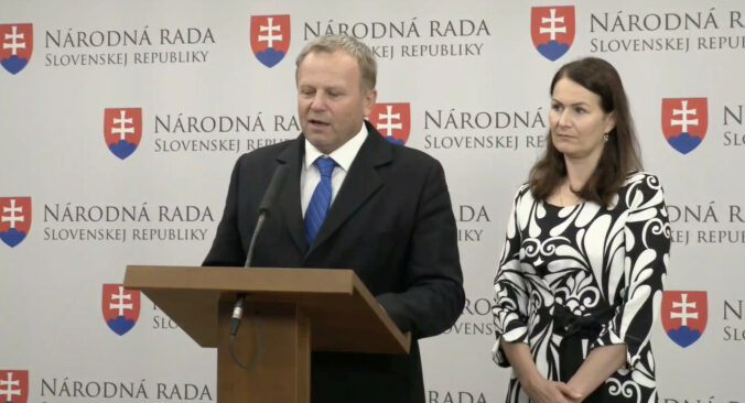 Spor o sociálne podniky sa vyhrocuje. Liberáli hovoria o podvodoch, ministerstvo o pokrytectve opozície – VIDEO