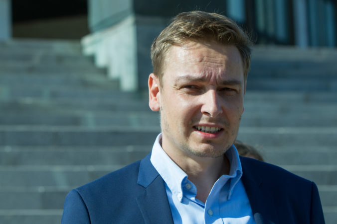 Elektronické náramky boli 10 rokov takmer nepoužívané, no stáli 80 miliónov. Teraz podľa PS hrozí rovnaký scenár