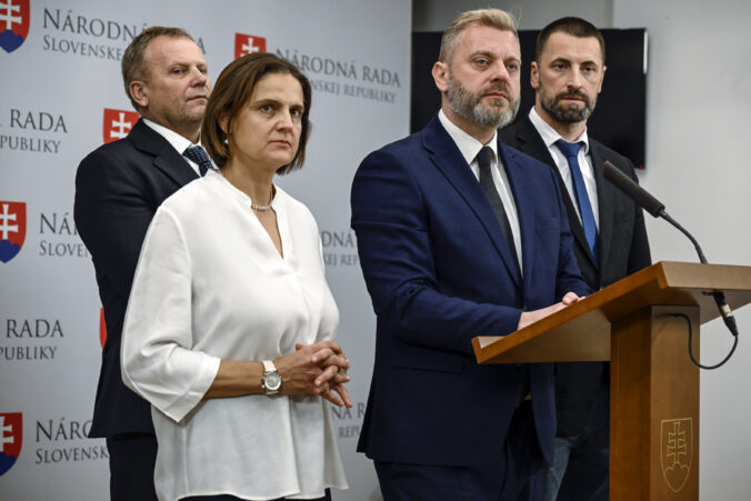 Policajti chcú vyššie platy, nie antistresové loptičky. Liberáli považujú Deň ministerstva vnútra za frašku – VIDEO