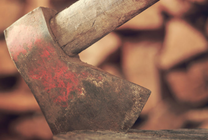 Útočník napadol muža sekerou, spôsobil mu vážne zranenia