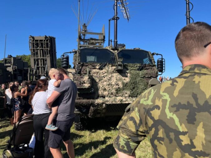 V Česku prebieha najväčšia bezpečnostná prehliadka v strednej Európe, lietala aj slovenská stíhačka F-16 – FOTO