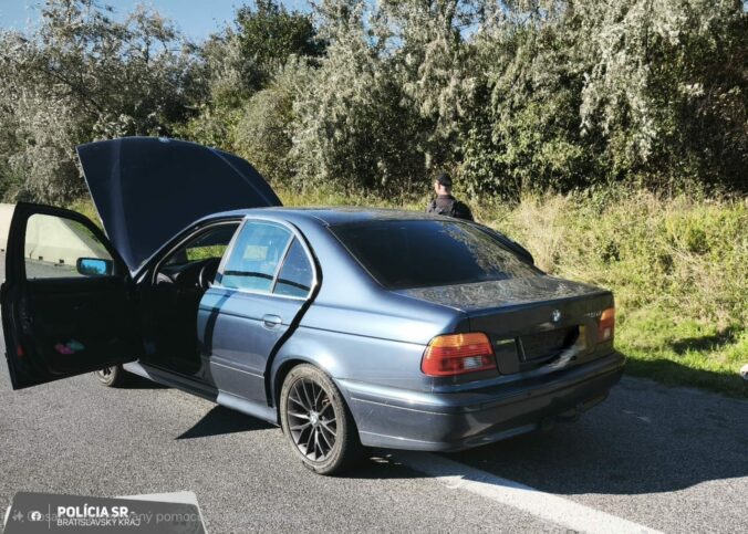 Policajná naháňačka z Česka skončila na Slovensku. Vodič BMW utiekol, zvyšok posádky zadržali – FOTO
