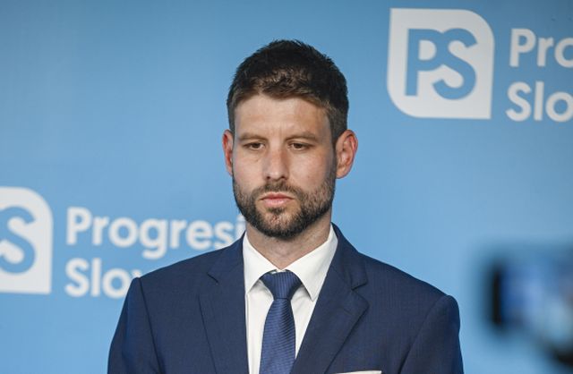 Šimečka skritizoval do Fica. Premiér si kupuje haciendy a luxusné hodinky, no útočí na moju mamu