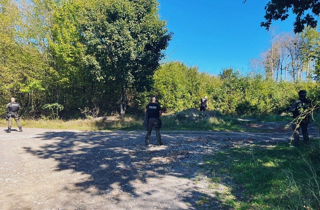 Polícia v prípade streľby v Dačovom Lome vzniesla obvinenie, vypátrali aj samopal a nábojnice