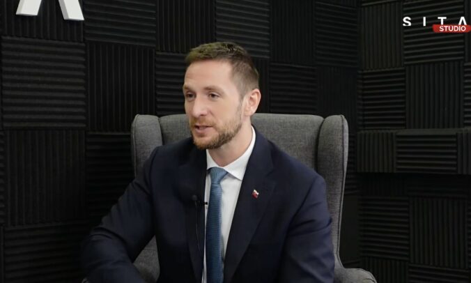 Zlúčenie krajov by neohrozilo čerpanie eurofondov, skutočný dôvod postoja Hlasu je podľa Uhríka iný – VIDEO