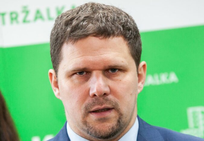 Hrčka nevyvodil plnú zodpovednosť, petržalský poslanec kritizuje starostu aj za prijatie odstupného