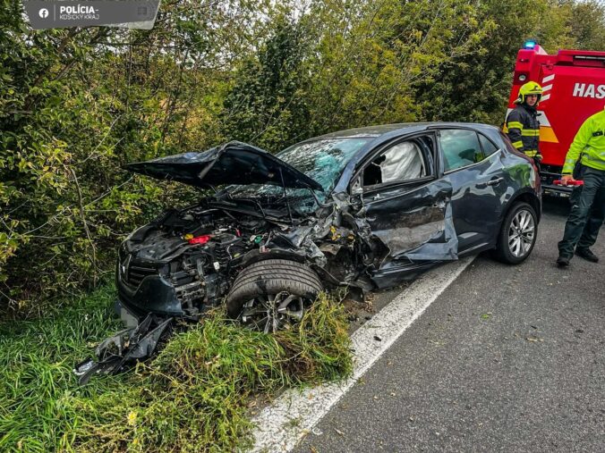 Pri Michalovciach sa čelne zrazili dve autá, medzi zranenými je aj dieťa – FOTO