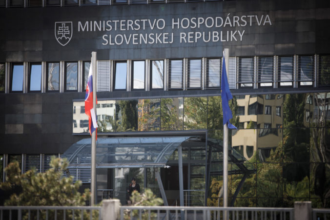 Utajovanie obchodu so zbraňami zo strany rezortu hospodárstva je neprípustné, tvrdí Amnesty International Slovensko