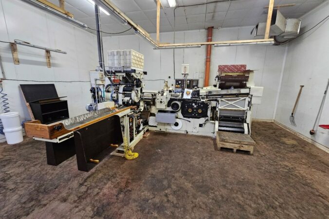 Nelegálna výrobňa cigariet v obci Zbrojníky skončila, colníci odhalili dve kompletné linky