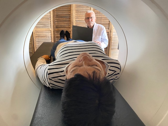 Protónová terapia: Nová šanca, ako liečiť kĺby bez operácie a tabletiek