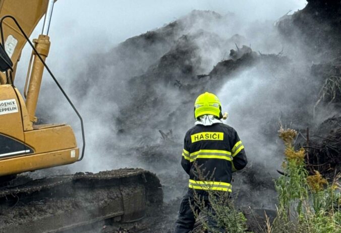 Požiar bioskládky v Spišskej Novej Vsi hasili päť hodín, na mieste zasahoval aj bager
