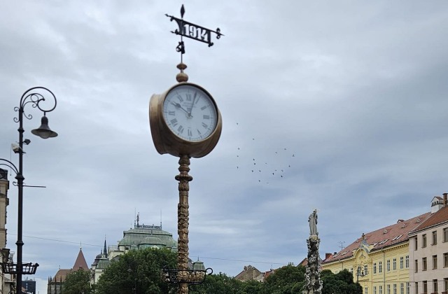 Hlavná ulica v Košiciach má zrekonštruované historické hodiny, starosta vyzdvihol krásny výsledok – FOTO