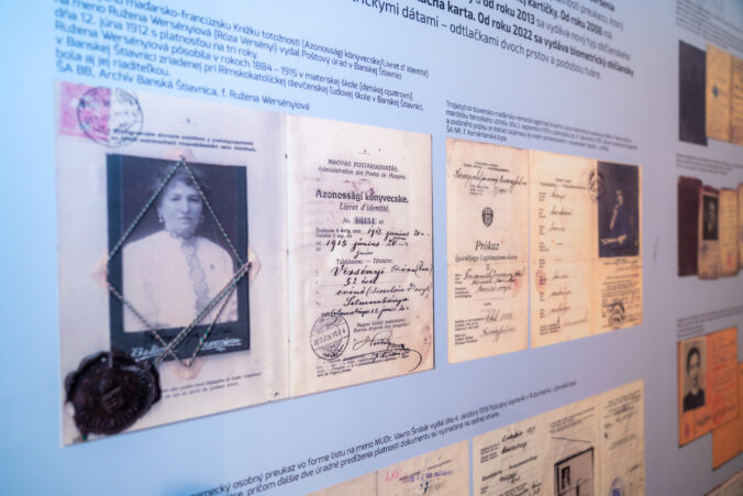 Ministerstvo vnútra otvorilo výstavu histórie osobných dokladov, z viacerých sú malé umelecké diela – FOTO