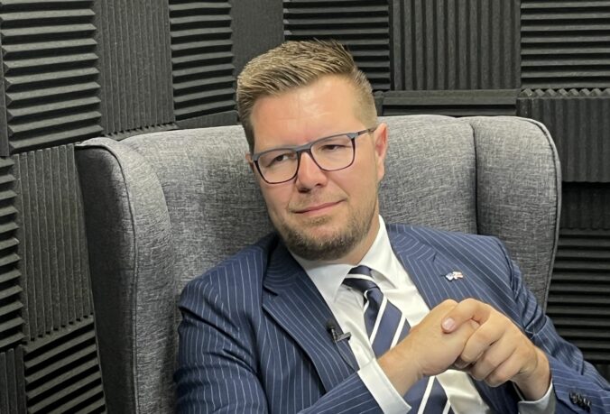 Šimko súhlasí so zmrazením platov poslancov. Budú aj podliehať špeciálnemu zdaneniu, podotkol – VIDEO