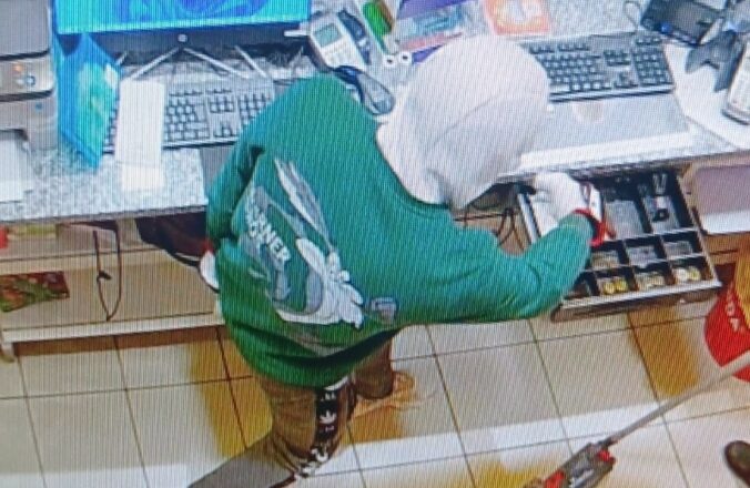 Muž so šatkou a nožom v ruke prepadol čerpaciu stanicu v Stupave, odniesol si 800 eur – FOTO