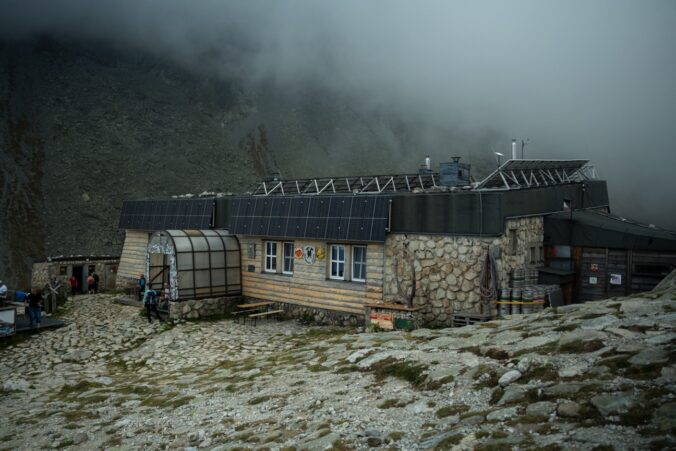 Slovenské elektrárne Česká republika inštalujú „Nekonečnú energiu“ pre vysokohorské chaty: fotovoltika s batériami nahradí diesel agregát