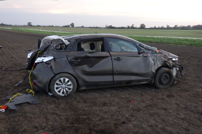 Tragická nehoda pri Váhovciach. Auto sa po šmyku viackrát prevrátilo, spolujazdec neprežil – FOTO