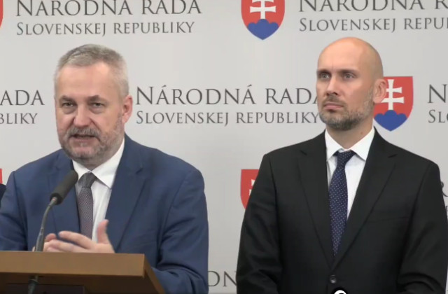 Čo má ministerstvo obrany spoločné s energopomocou? Pýtajú sa liberáli a poukazujú na „Kaliňákov prílepok“ – VIDEO