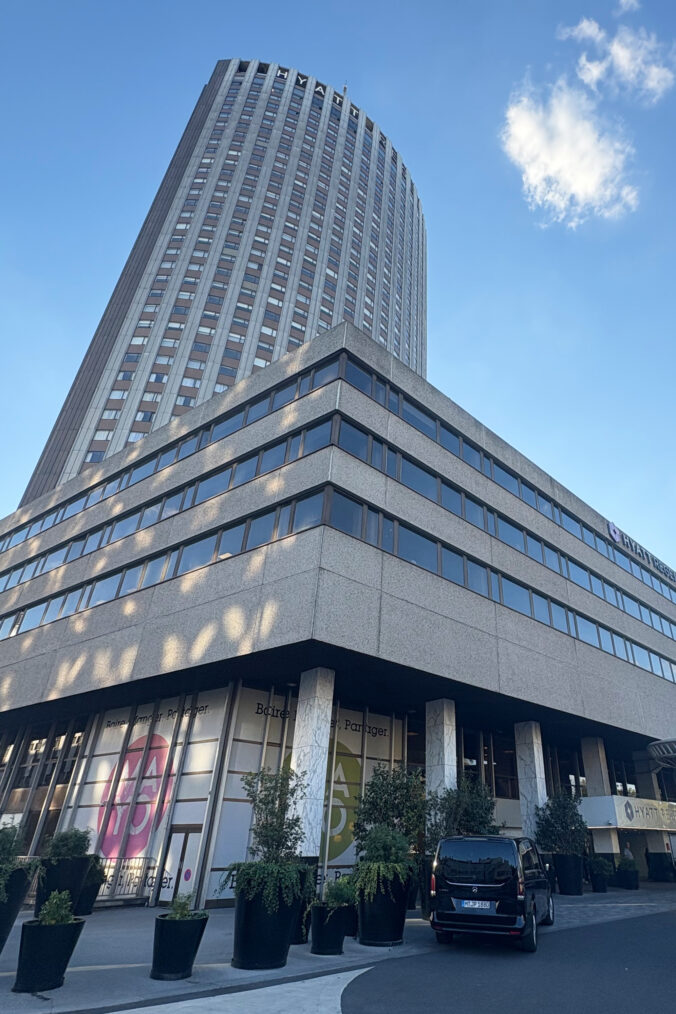 Veľvyslanec spadol z 22. poschodia hotela