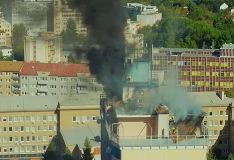 Strechu paneláku v Banskej Bystrici zachvátil požiar, ľudí museli evakuovať – VIDEO