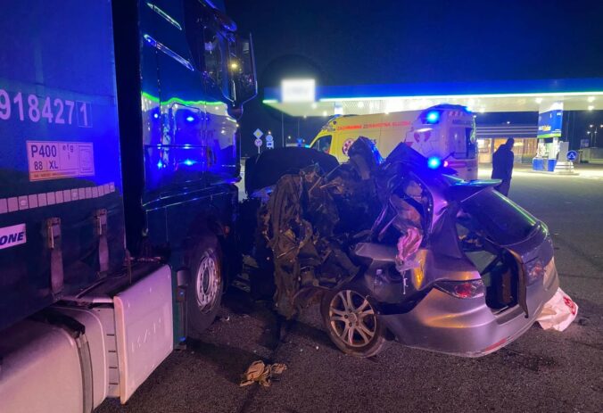 Tragická nehoda na diaľnici D4 si vyžiadala jeden život, vodič narazil do zaparkovaného kamióna
