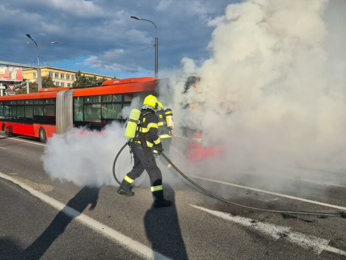 V obci Sady nad Torysou horel autobus, chytilo sa aj nákladné auto – FOTO