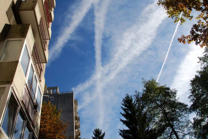 Chemtrails aj svet ovládaný Židmi, hoaxom najviac veria podporovatelia Republiky a Smeru