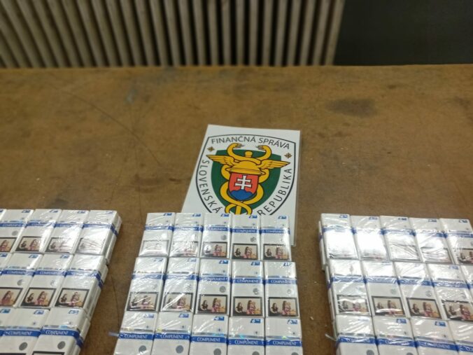 Colníci na východnej hranici odhalili tisíce cigariet aj stovky litrov alkoholu – FOTO