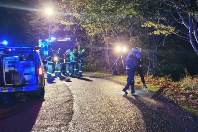 Pri obci Močiar sa zo strmého zrázu zrútilo auto, vodič ani spolujazdec nehodu neprežili