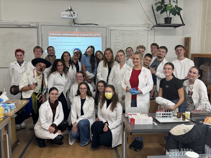 Úsmev pri príležitosti Dňa úsmevu priniesli zdravotní klauni na Lekársku fakultu Univerzity Komenského v Bratislave