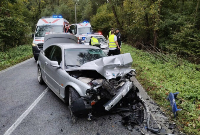 Čelná zrážka pri Klenove si vyžiadala viaceré ťažké zranenia, 65-ročný muž bojuje o život – FOTO