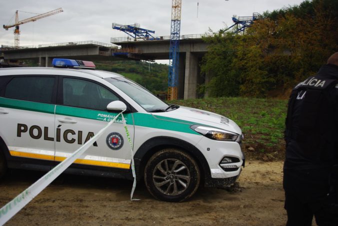 Muž na stavenisku utrpel vážne zranenia, zosunula sa na neho pôda vo výkopovej jame