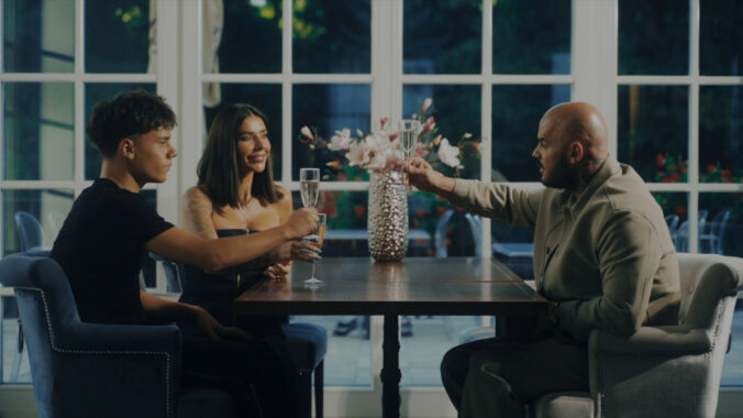 Majself si pripíja na život a ukázal celú svoju rodinu – VIDEO