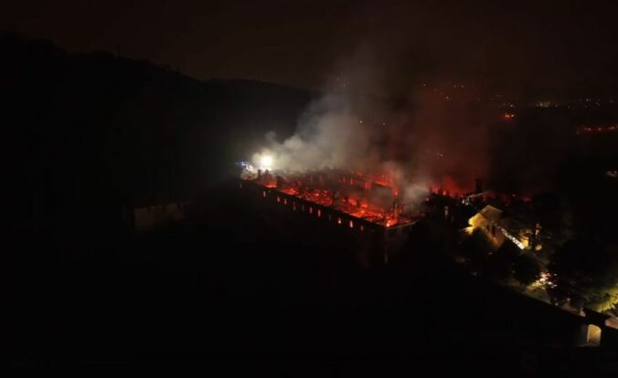 Požiar zničil historický kláštor spojený s prvým miléniovým svätcom – VIDEO
