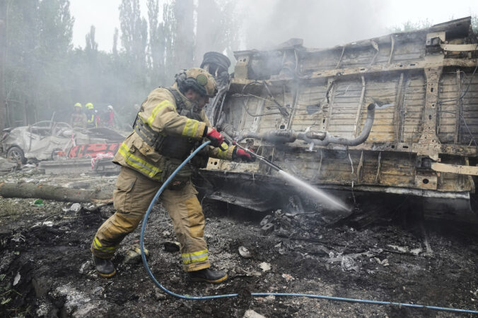 Ukrajinské drony zasiahli ruskú rafinériu, útok vyvolal explózie a požiar