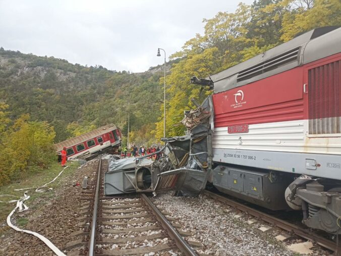 Pri Rožňave sa zrazili dva rýchliky Gemeran, v ktorých boli desiatky cestujúcich – VIDEO, FOTO