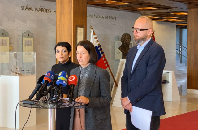 Brat za brata podľa progresívcov buduje paralelnú spravodajskú službu, hovoria o vážnej bezpečnostnej hrozbe – VIDEO