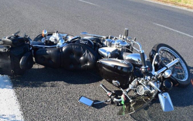 Mladý motorkár nezvládol v zákrute riadenie, neprežil náraz do stromu