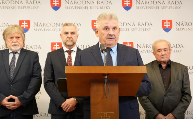 Smer chce kvôli Matovičovi zakázať v rokovacej sále grafy aj obrazové pomôcky, plánuje aj sankcie – VIDEO