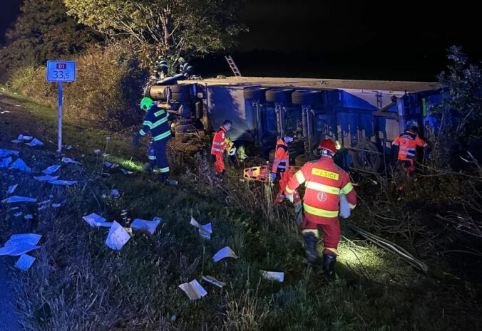 Tragická nehoda na diaľnici D1 v smere do Bratislavy, po zrážke s nákladiakom zahynul vodič dodávky – FOTO