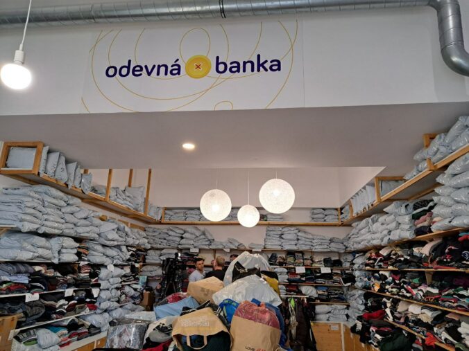 Odevná banka má zmysel, za prvý rok fungovania pomohla vyše dvom tisíckam rodín – VIDEO, FOTO