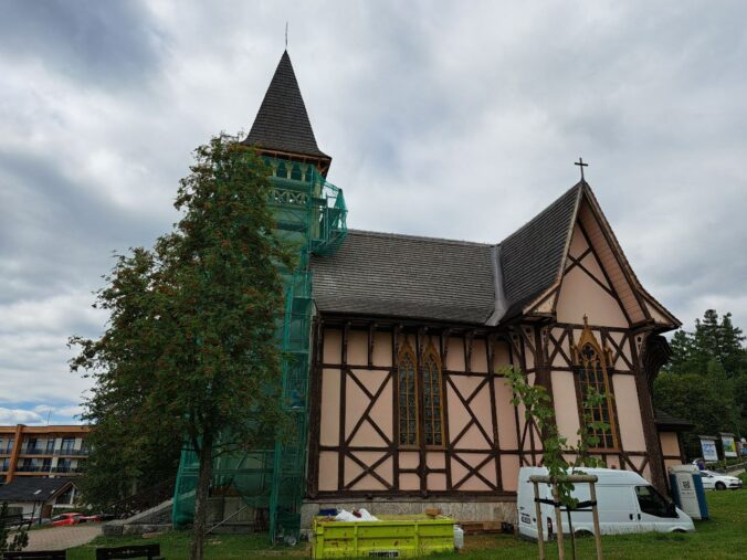 Vežu ikonického kostola v Starom Smokovci sa podarilo zachrániť, v pláne sú aj ďalšie práce