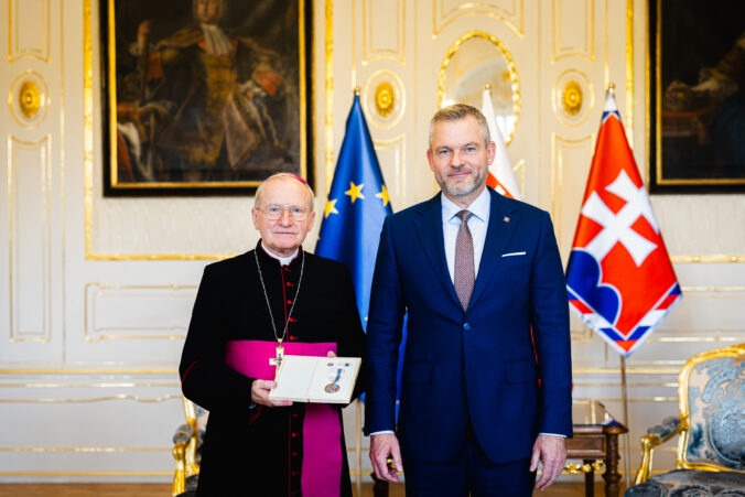 Pellegrini odovzdal ďakovnú medailu biskupovi Rábekovi, poďakoval mu za službu v prospech ozbrojených síl – FOTO