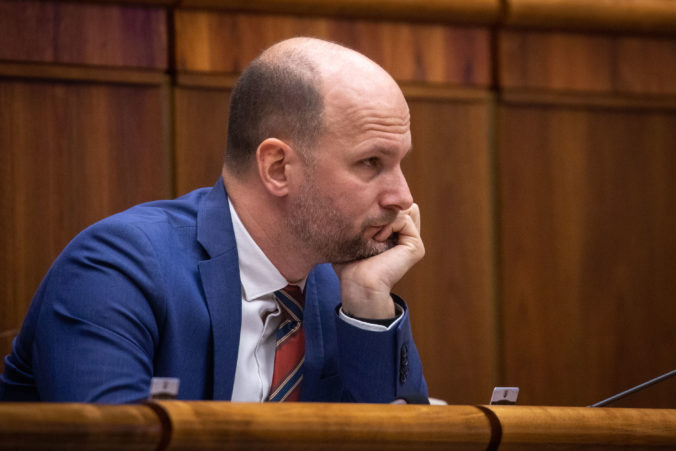 Fico sa obáva prehry v komunálnych voľbách, ich odsun je záchranný plán, myslí si Grendel