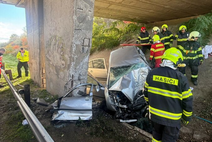 Na diaľnici D2 sa stala tragická nehoda, 70-ročný vodič neprežil náraz do mostného piliera