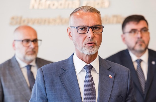 Komunálne voľby sa uskutočnia v riadnom termíne v roku 2026, uviedol Raši