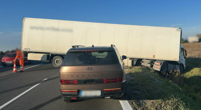 Na diaľnici D1 v smere do Bratislavy sú blokované dva jazdné pruhy, tvoria sa kolóny