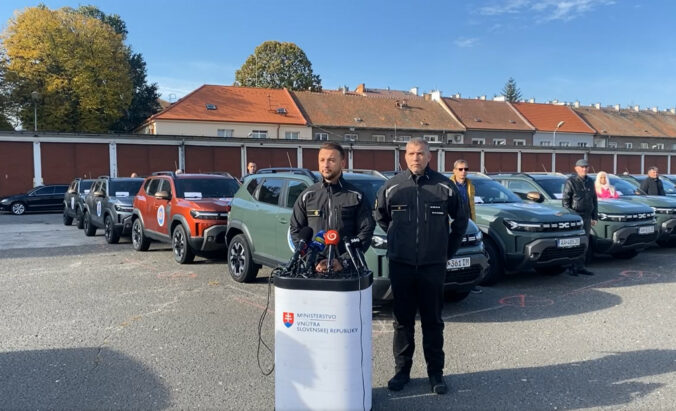 Pracoviská krízových riadení na okresných úradoch majú k dispozícii 40 nových áut, vyšli na milión eur – VIDEO