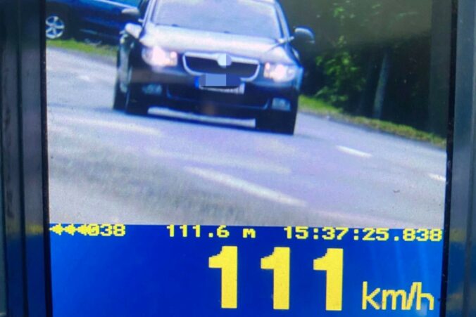 Cez obec uháňala na aute viac než stovkou, namerali ju policajti. 28-ročnú ženu to stálo osem stovák