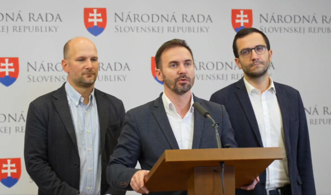 Ficova vláda cez zákon o hazarde rozvráti rodiny. Opozícia žiada prezidenta, aby novelu nepodpísal – VIDEO